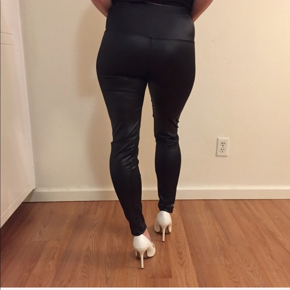 •RESTOCKED•Faux Leather Highwaisted Ankle Leggings - Picture 4 of 5