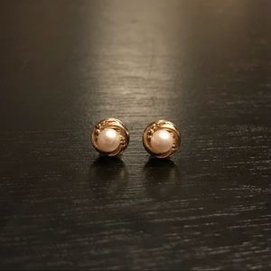 Gold pearl earrings