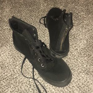 🖤BLACK HIGH TOP VANS🖤