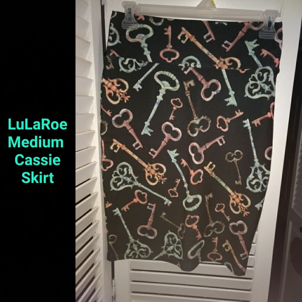 BNWOT Key Pattern LuLaRoe Cassie Medium