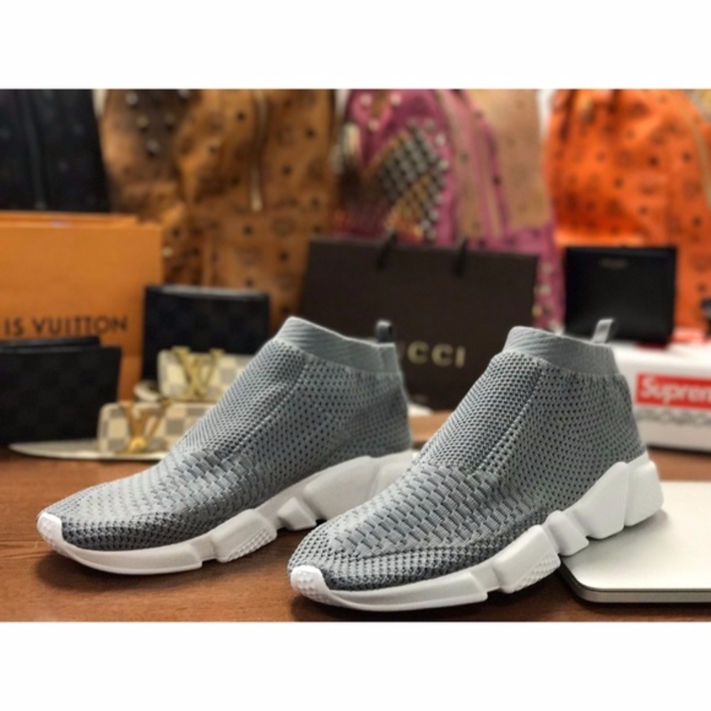 Womens Speed Runner Sneakers In Boost Grey