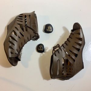 JustFab Shoes - JustFab Wedge Gladiator Sandals. Size 9 Brown JustFab Shoes - JustFab Wedge Gladiator Sandals. Size 9 Brown