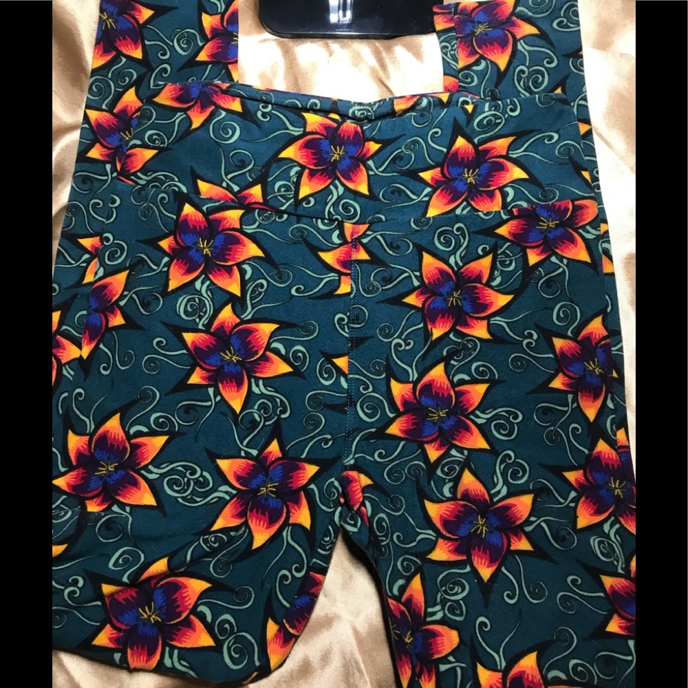 💝 Stunning LULAROE flowered OS leggings