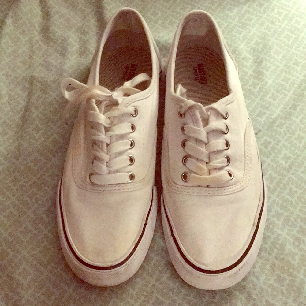 Size 9 lightly used MOSSIMO SUPPLY CO.