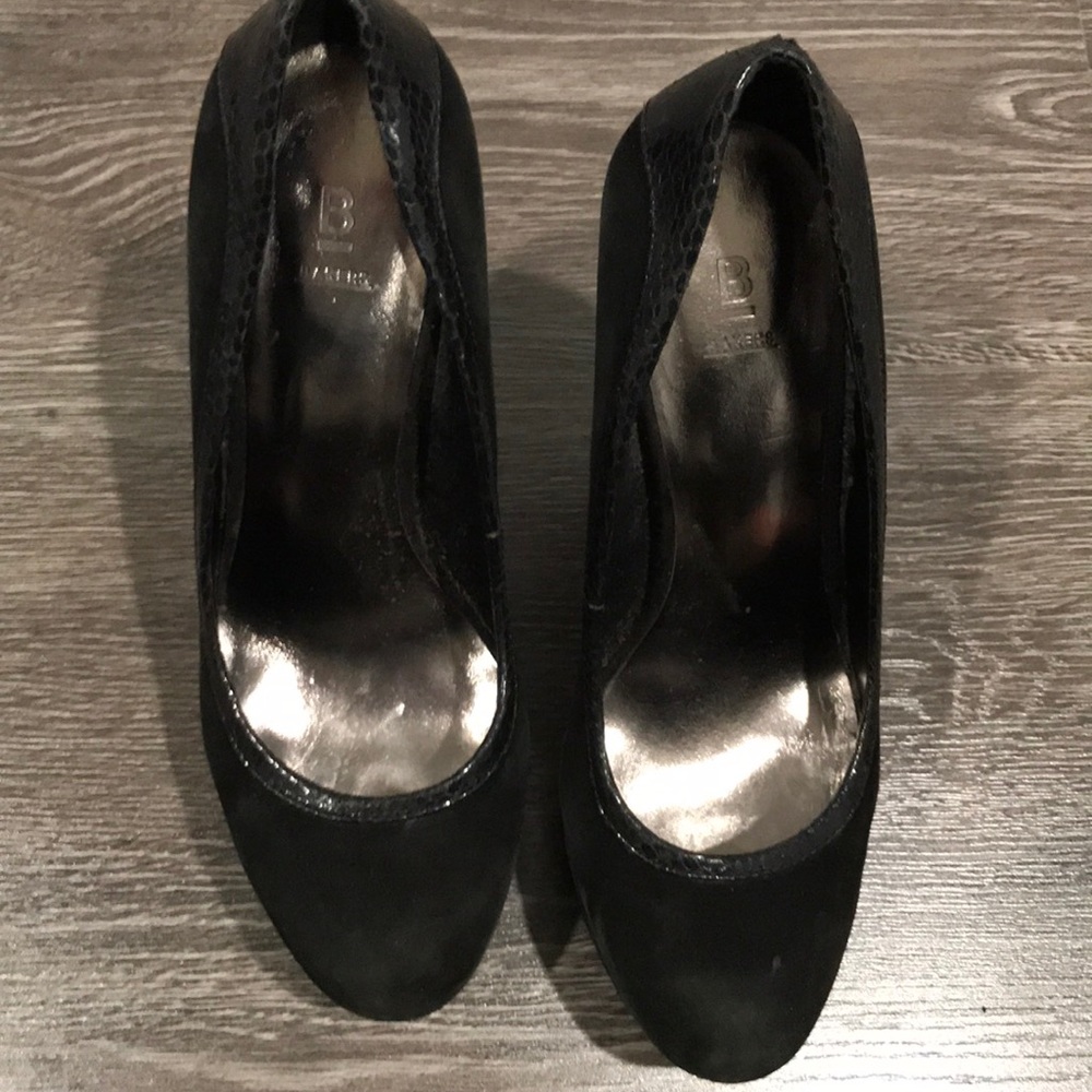 Black pumps