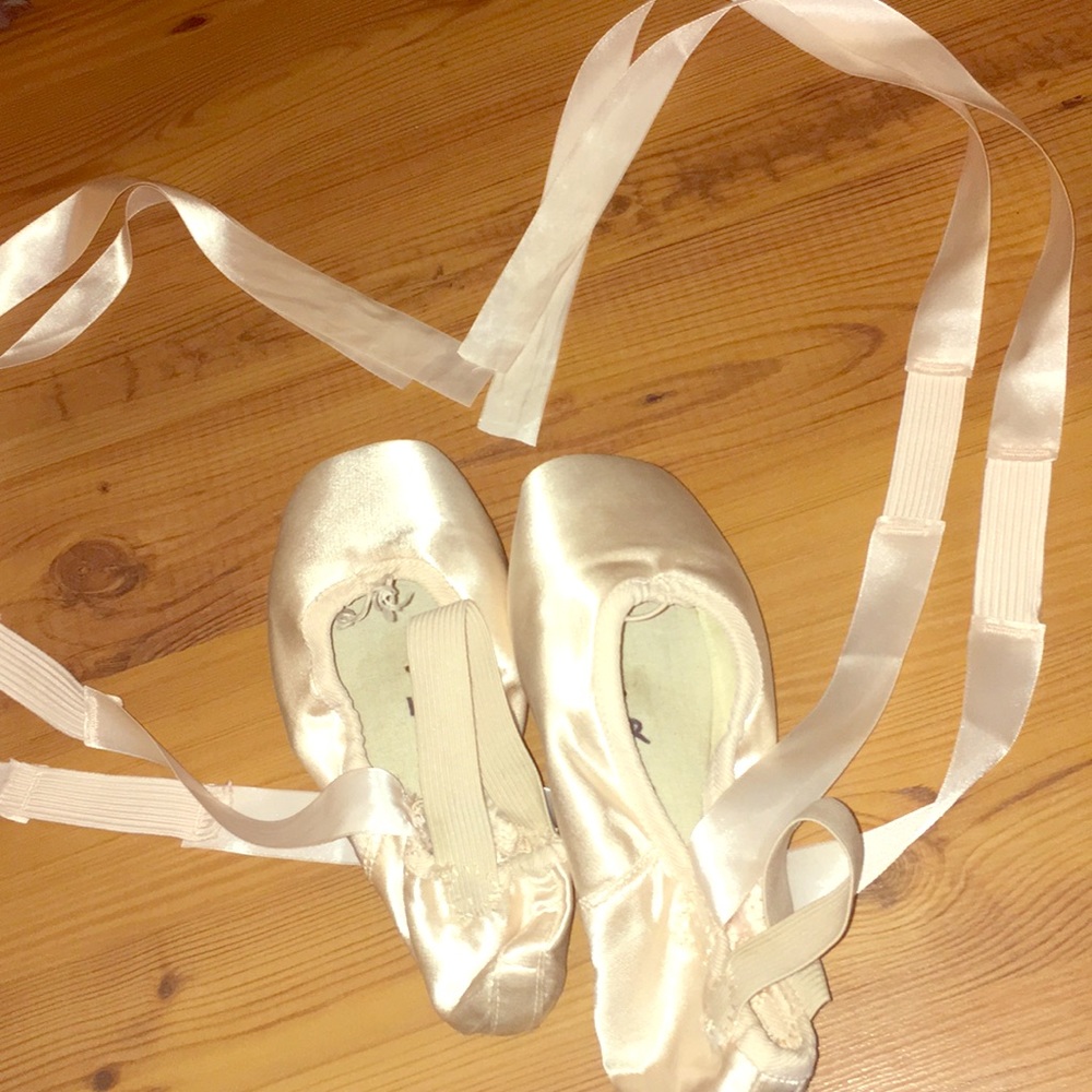 Brand new pointe shoes! Size 5.