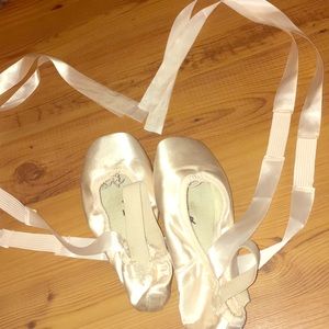 Brand new pointe shoes! Size 5.