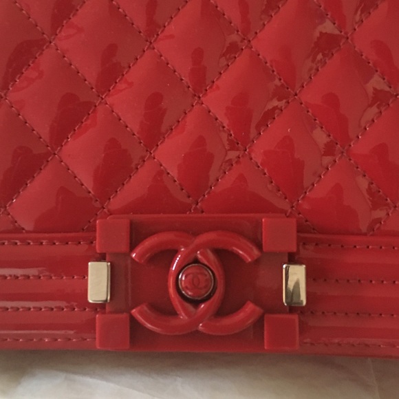 SOLD. Chanel, new medium, boy bag in patent red. - Picture 2 of 8