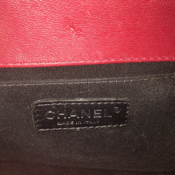 SOLD. Chanel, new medium, boy bag in patent red. - Picture 3 of 8