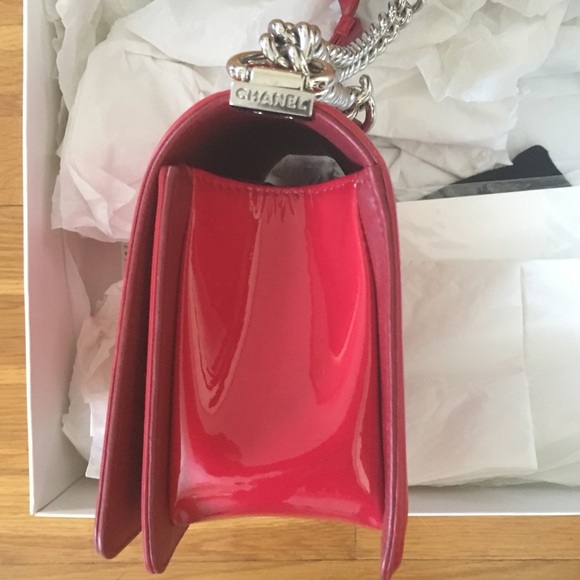 SOLD. Chanel, new medium, boy bag in patent red. - Picture 5 of 8