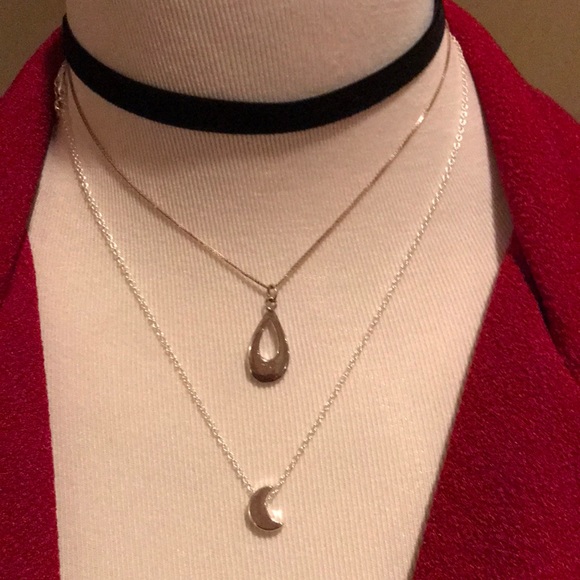 💐TINY SILVER CRESCENT MOON NECKLACE💐 - Picture 2 of 4