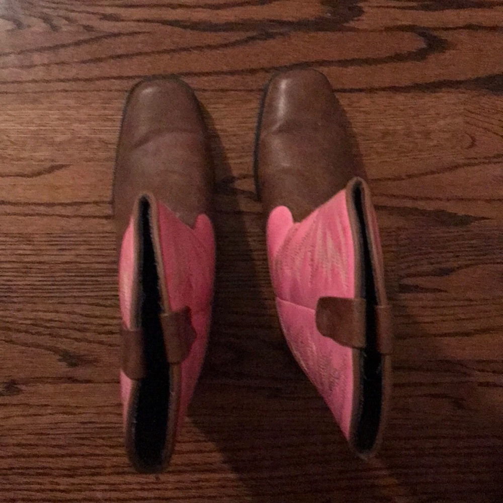 Girls cowgirl boots.