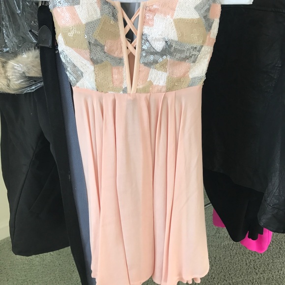 Pretty peach mini  strapless dress - Picture 2 of 5