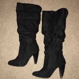 Scrunchy black boots with heel