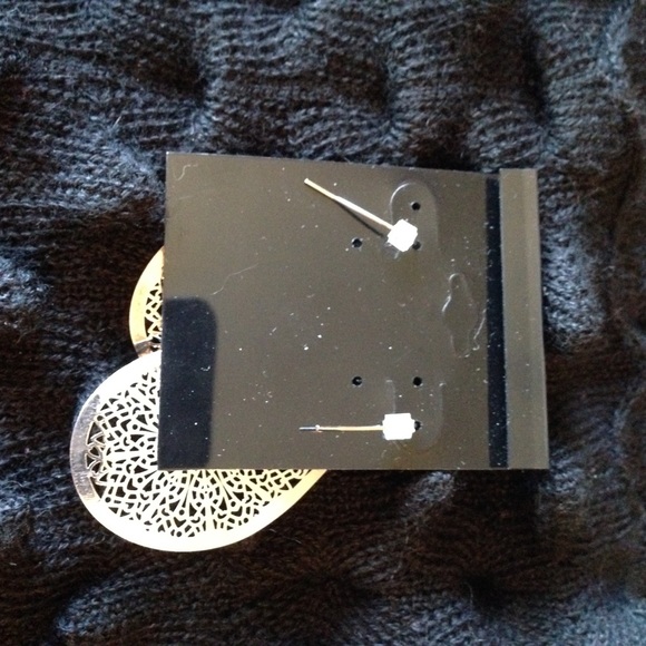 NWOT Gorgeous Earrings - Picture 2 of 2