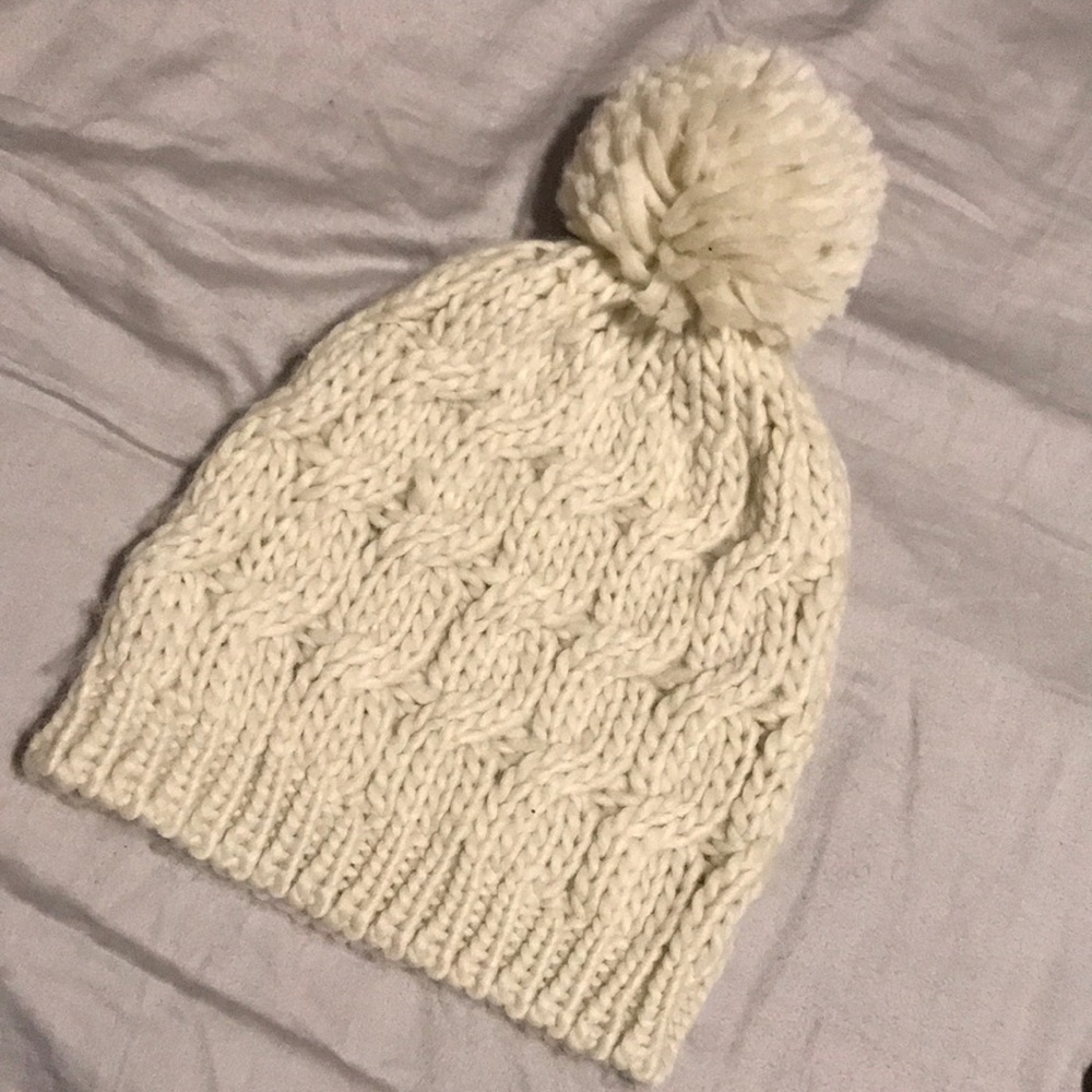 Cable-Knit Pom Pom Beanie