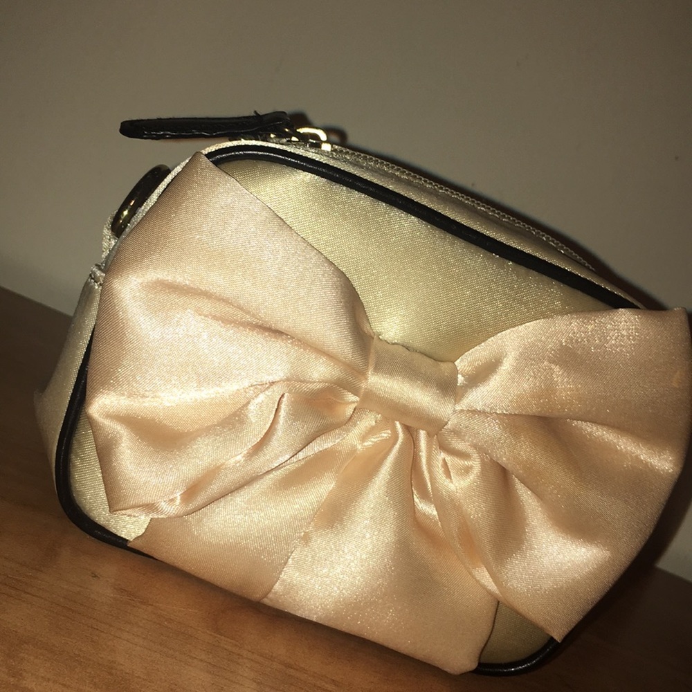 Small hand bag with bow
