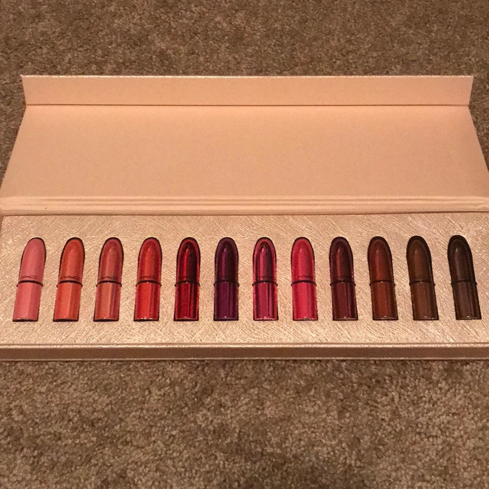 Holiday lipstick bundle