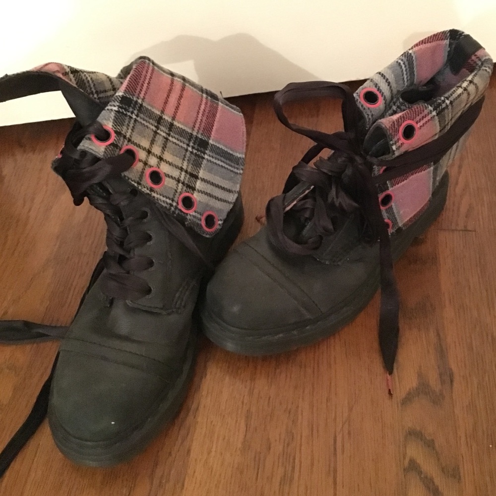 Dr. martens combat boots w pink plaid
