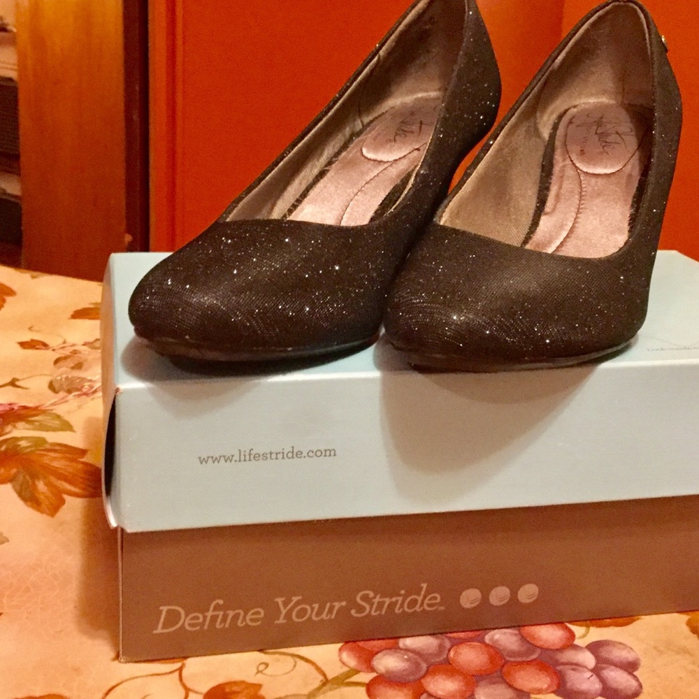 Life Stride soft style pumps