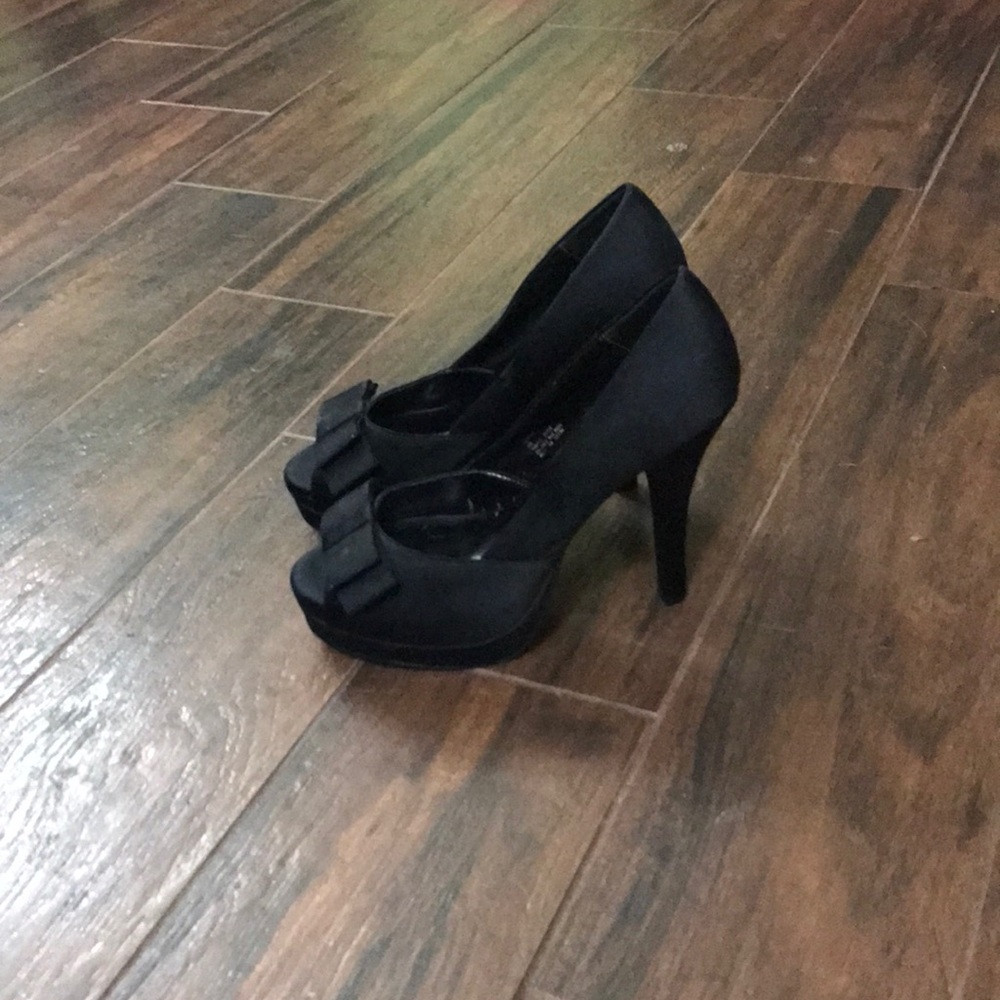 Steve Madden's Black Satin Pumps size 8!