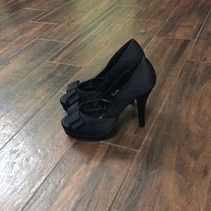 Steve Madden's Black Satin Pumps size 8!