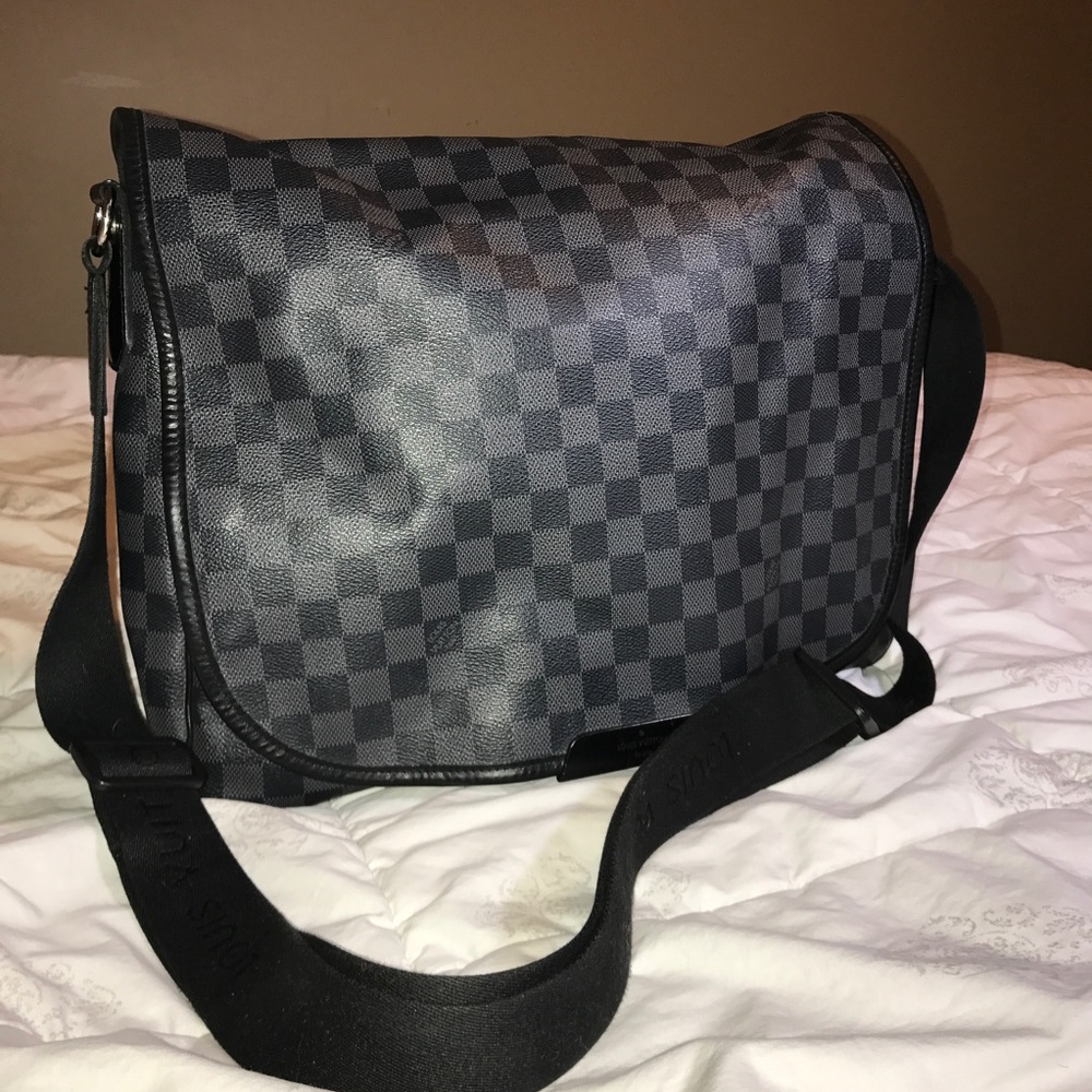 HP🎉100% Authentic LOUIS VUITTON MESSENGER BAG