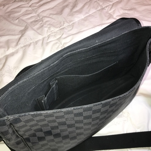 HP🎉100% Authentic LOUIS VUITTON MESSENGER BAG - Picture 8 of 8