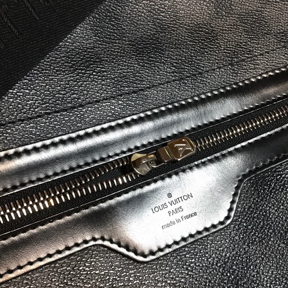 HP🎉100% Authentic LOUIS VUITTON MESSENGER BAG - Picture 3 of 8