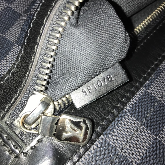 HP🎉100% Authentic LOUIS VUITTON MESSENGER BAG - Picture 7 of 8