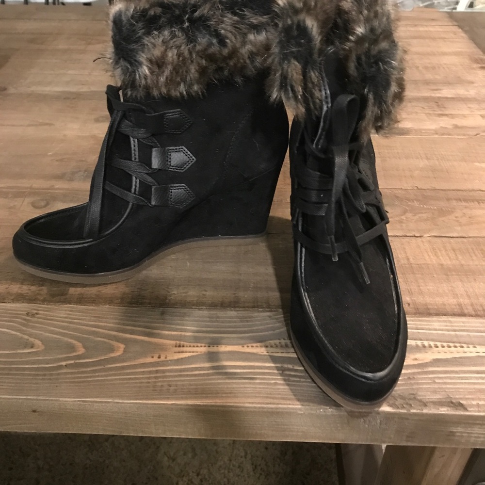 Fur Trim Wedge Boot. Size 10.