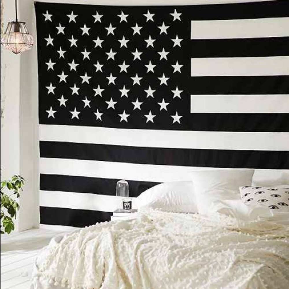 URBAN OUTFITTERS B&W AMERICAN FLAG TAPESTRY