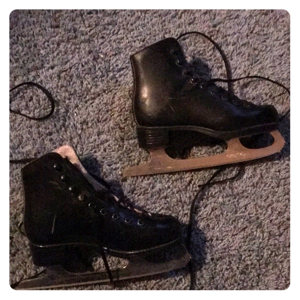 Iceskates Kids pair of black - ice skates. Size 8