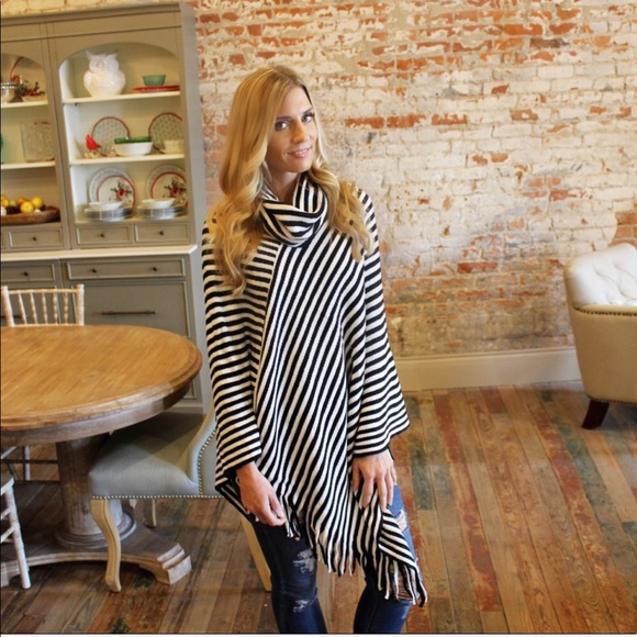 LAST ONE! Black and white striped fringe poncho - Picture 2 of 3