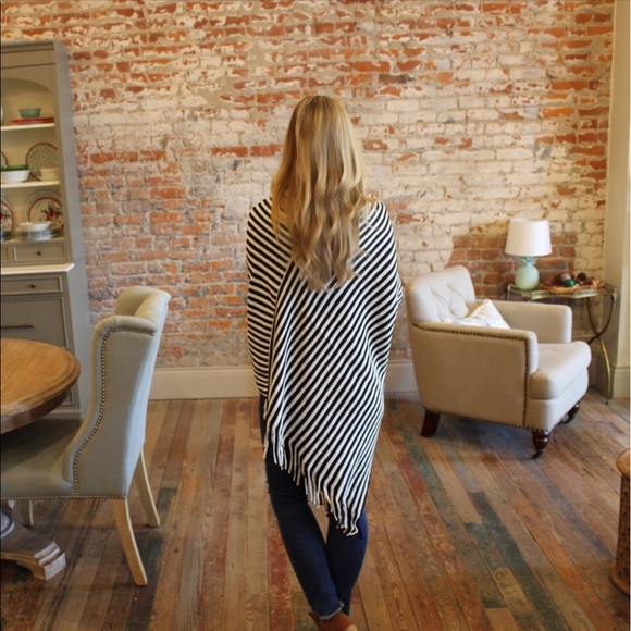 LAST ONE! Black and white striped fringe poncho - Picture 3 of 3
