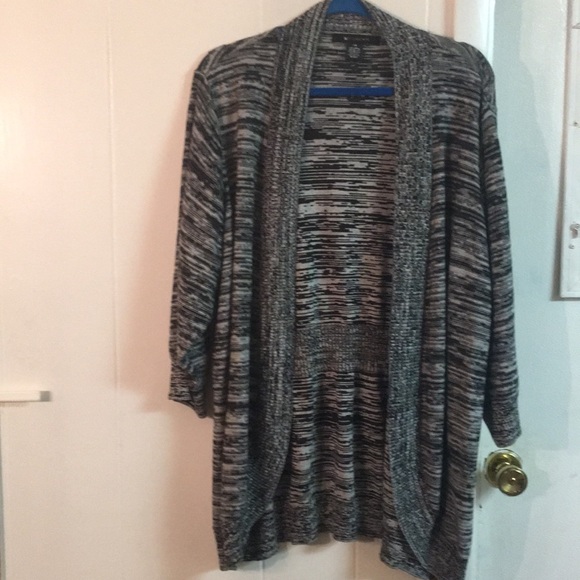 89th & Madison Sweaters - Stay warm with this cardigan sweater🌬💨❄️