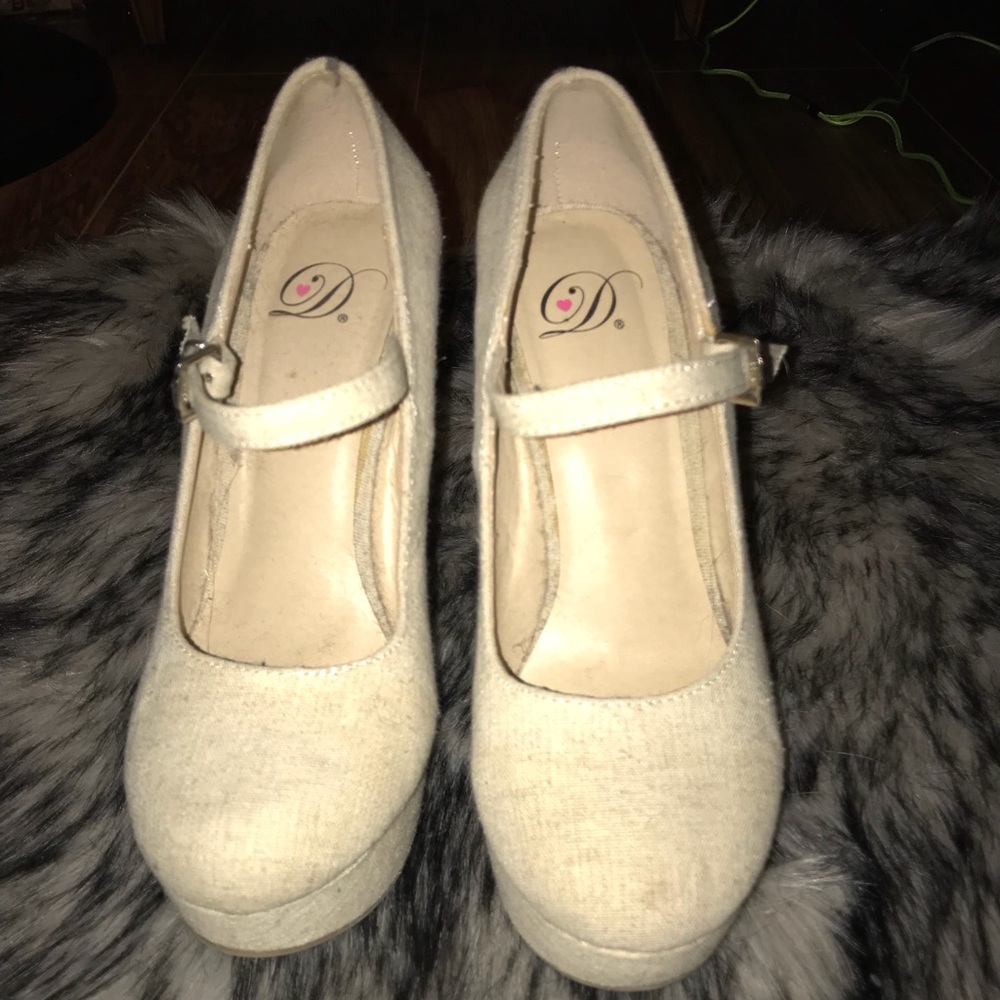 Wedges with thin strap buckle