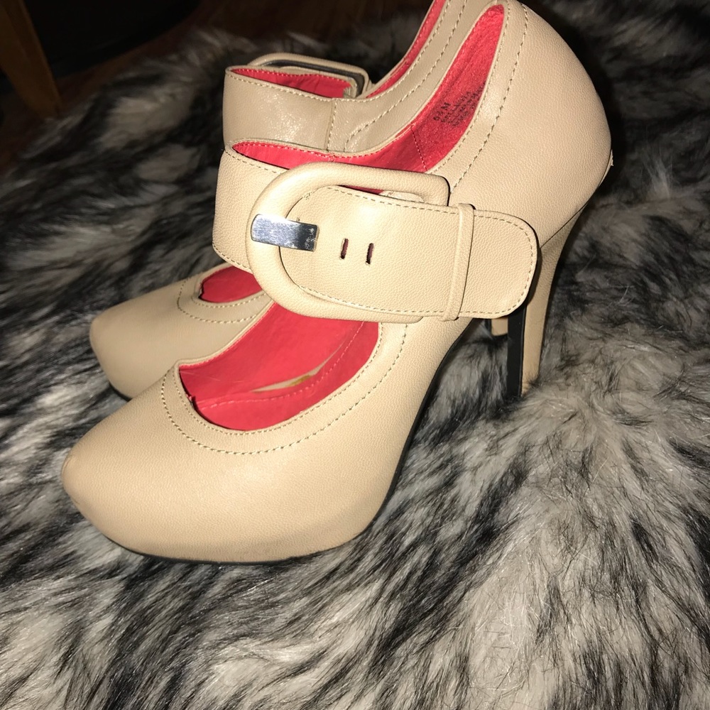Heels with thick strap/buckle