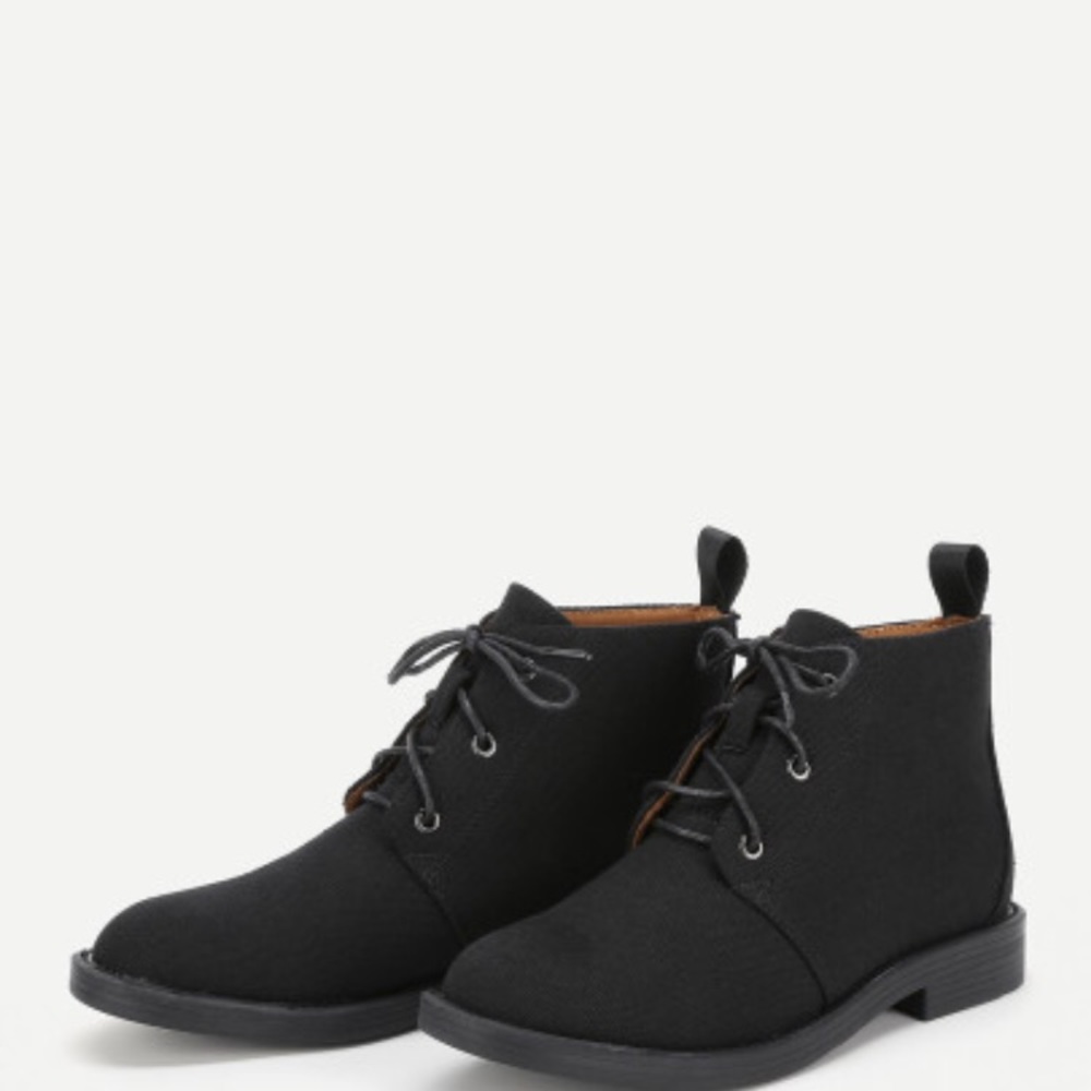 Round tie flat black boots