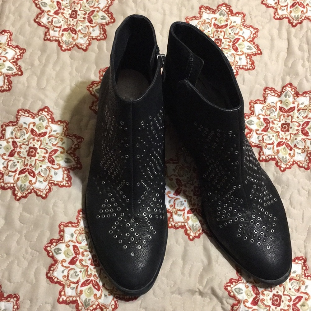 Vince Camuto  black booties size 71/2