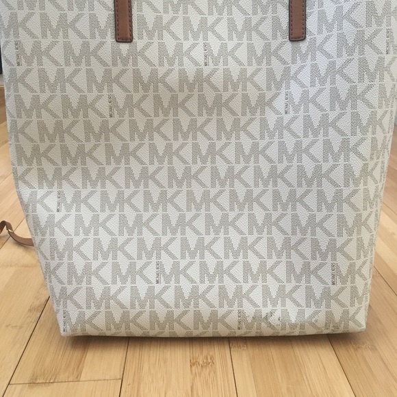 Large Michael Kors Purse and Matching Wristlet - Picture 3 of 4