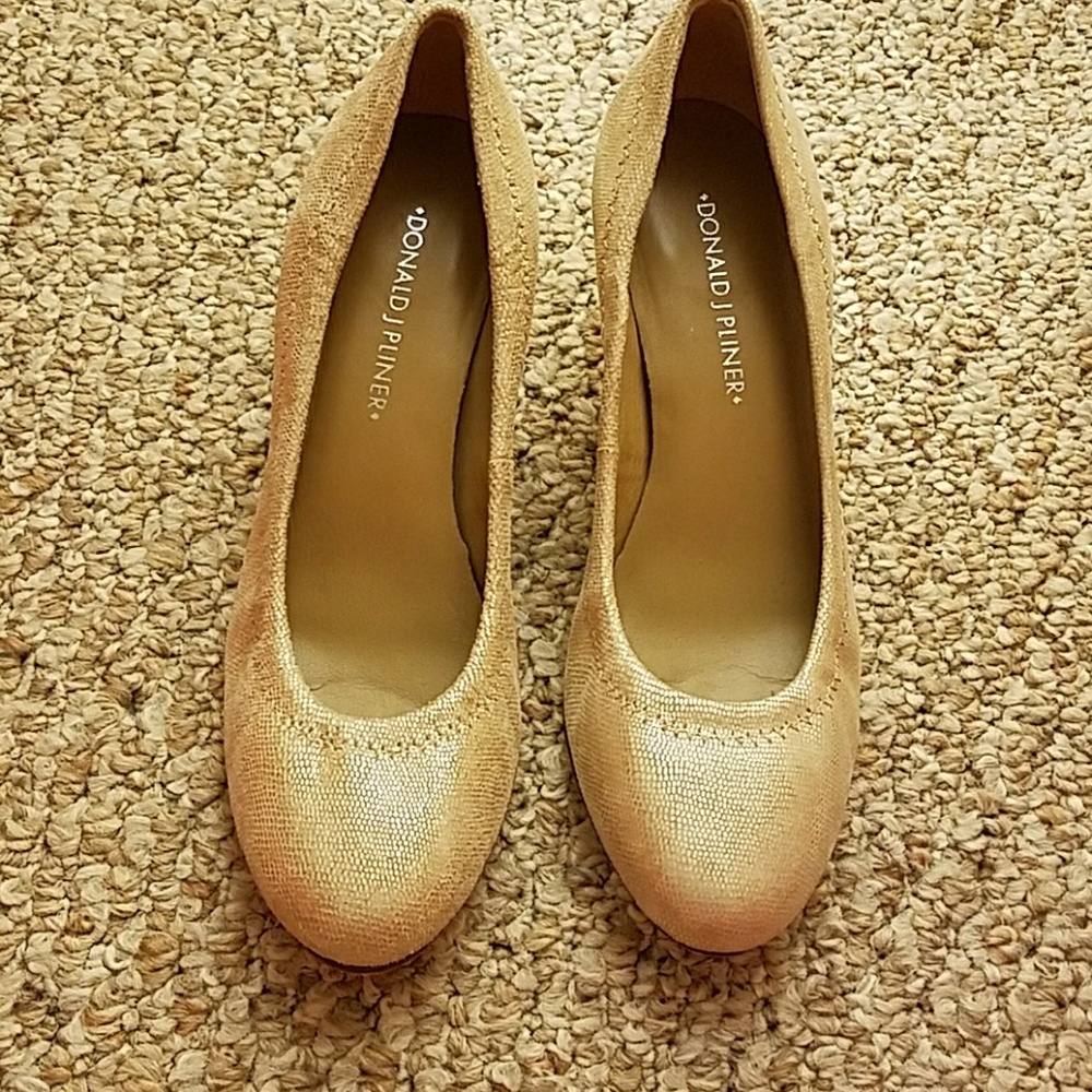 Donald J Pilner Kitten Heels