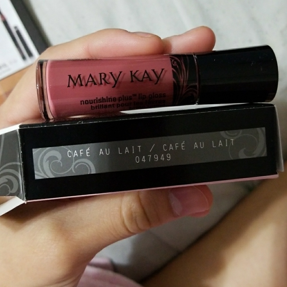 Cafe au lait nourishine plus lip gloss.