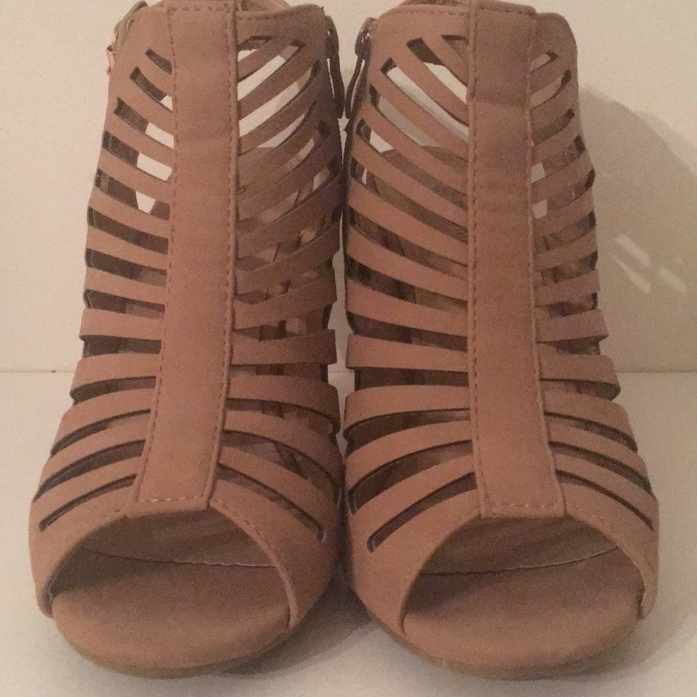 Tan beautiful heels, in perfect condition!
