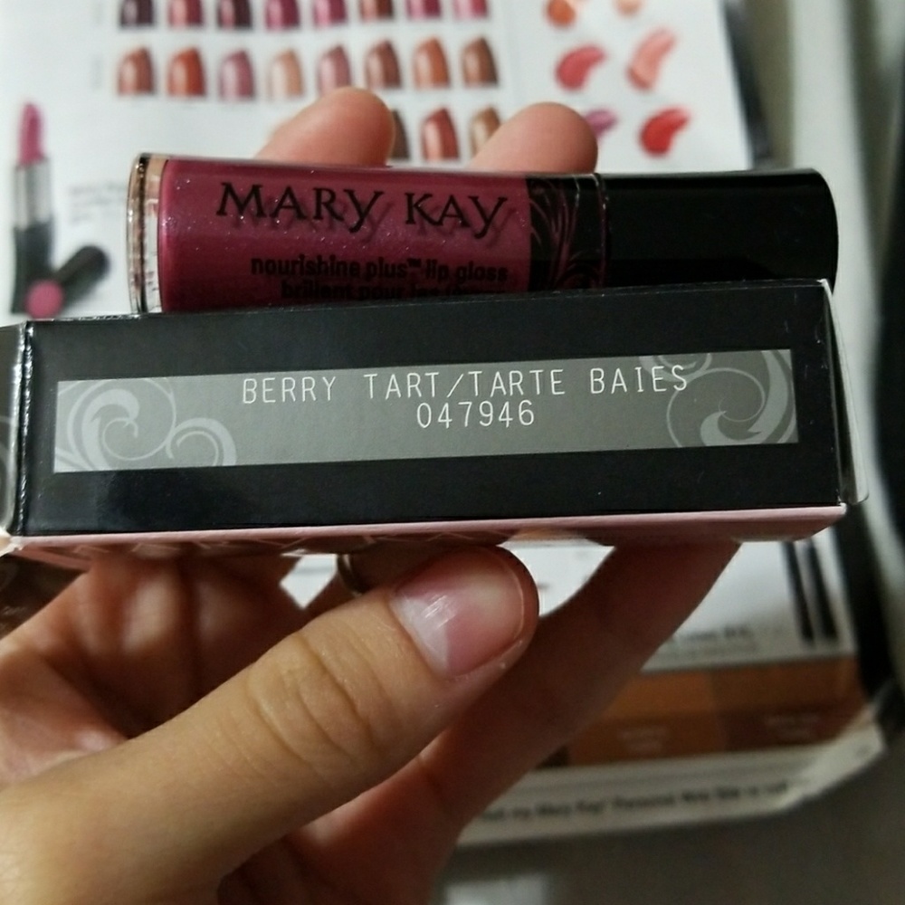 Berry tart nourishine plus lip gloss.