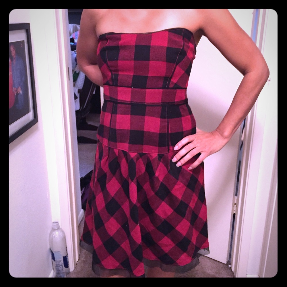 Cute strapless red & black dress!