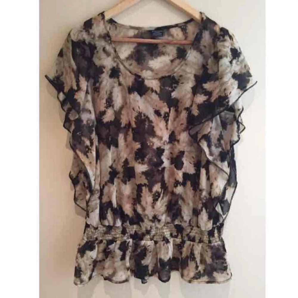 Slimming and flowing top