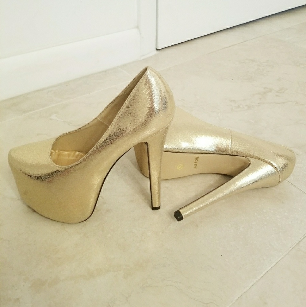 Beautiful gold platform high heels 7.5 very sexy!