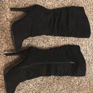 Black heeled suede boots