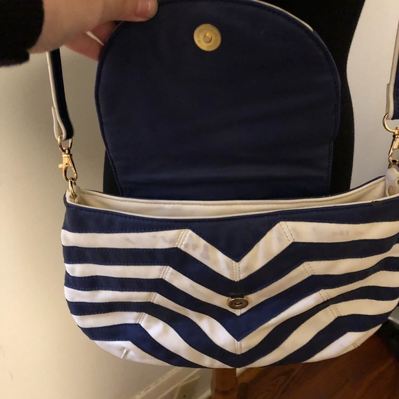 Melie bianco navy & white chevron crossbody purse - Picture 2 of 4